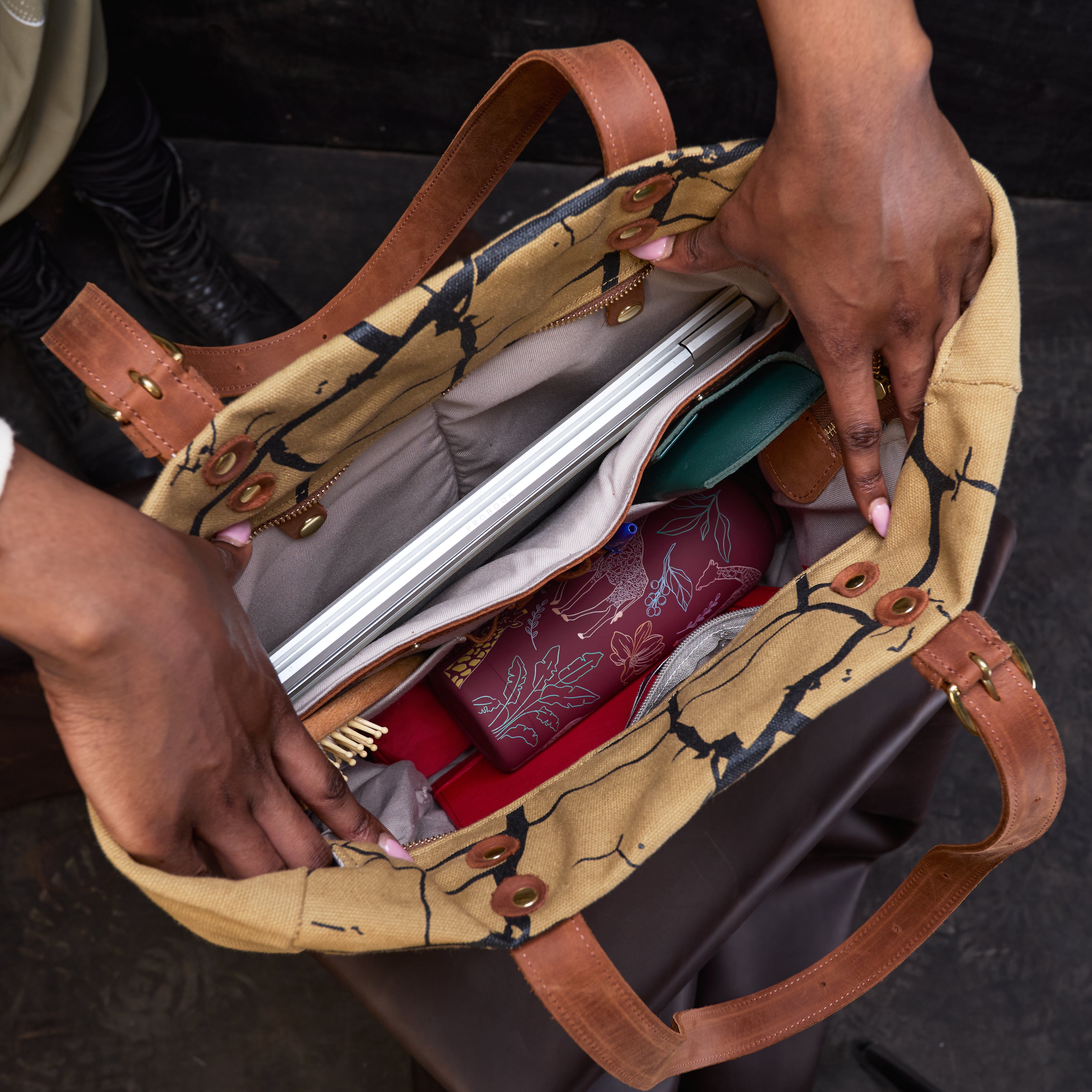 Canvas Metrine Tote x Lion Guardian (Bond)