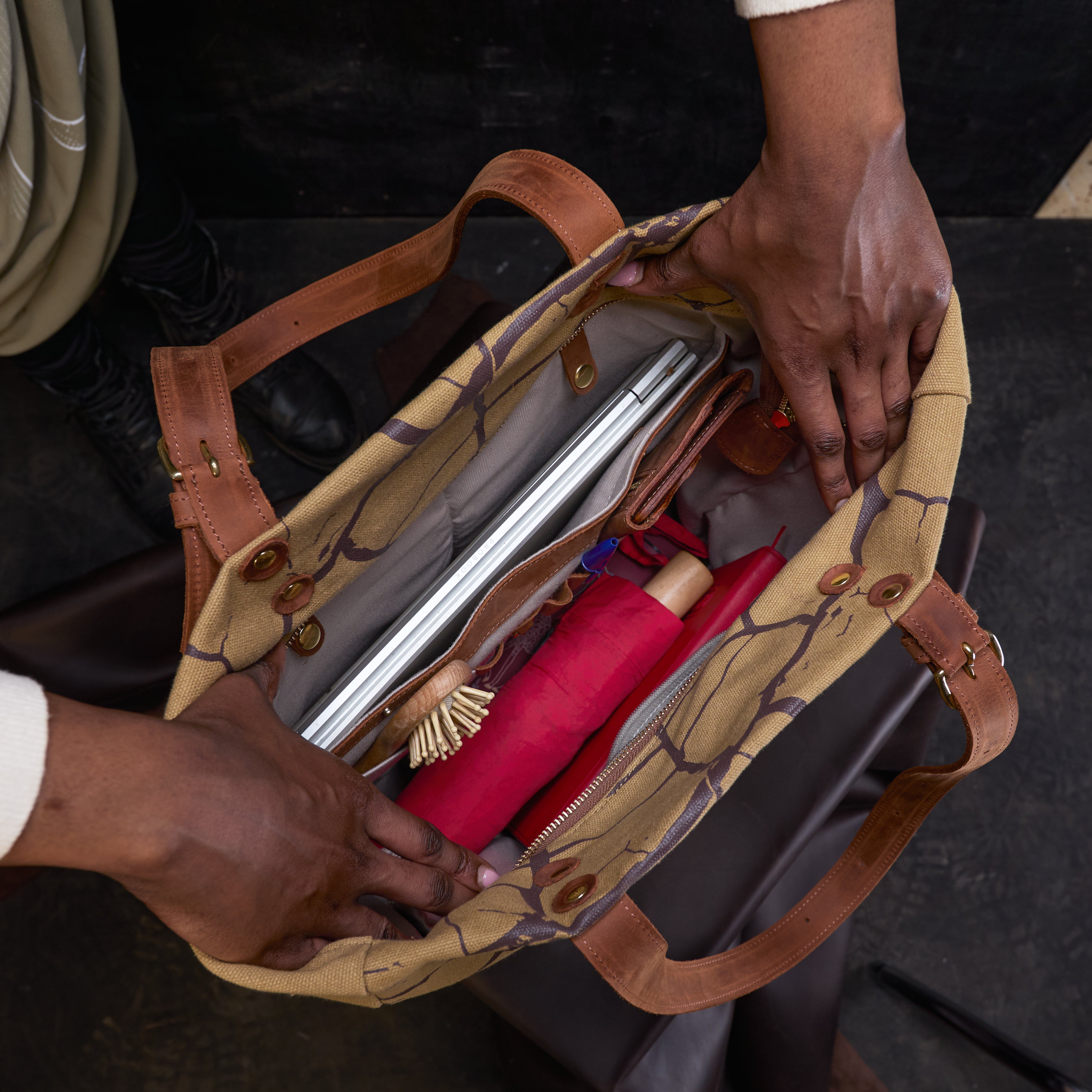 Canvas Metrine Tote x Lion Guardian (Bond)