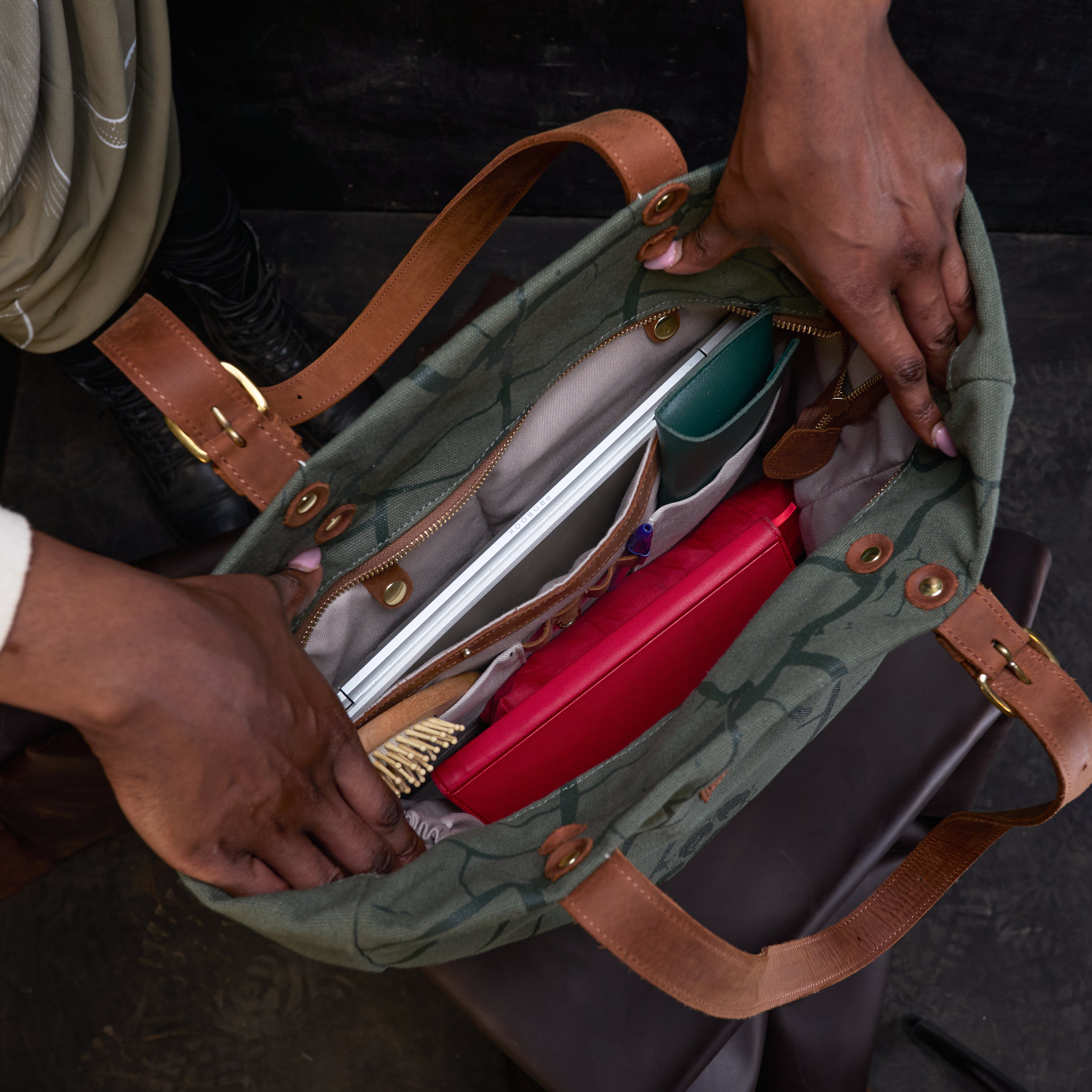 Canvas Metrine Tote x Lion Guardian (Bond)