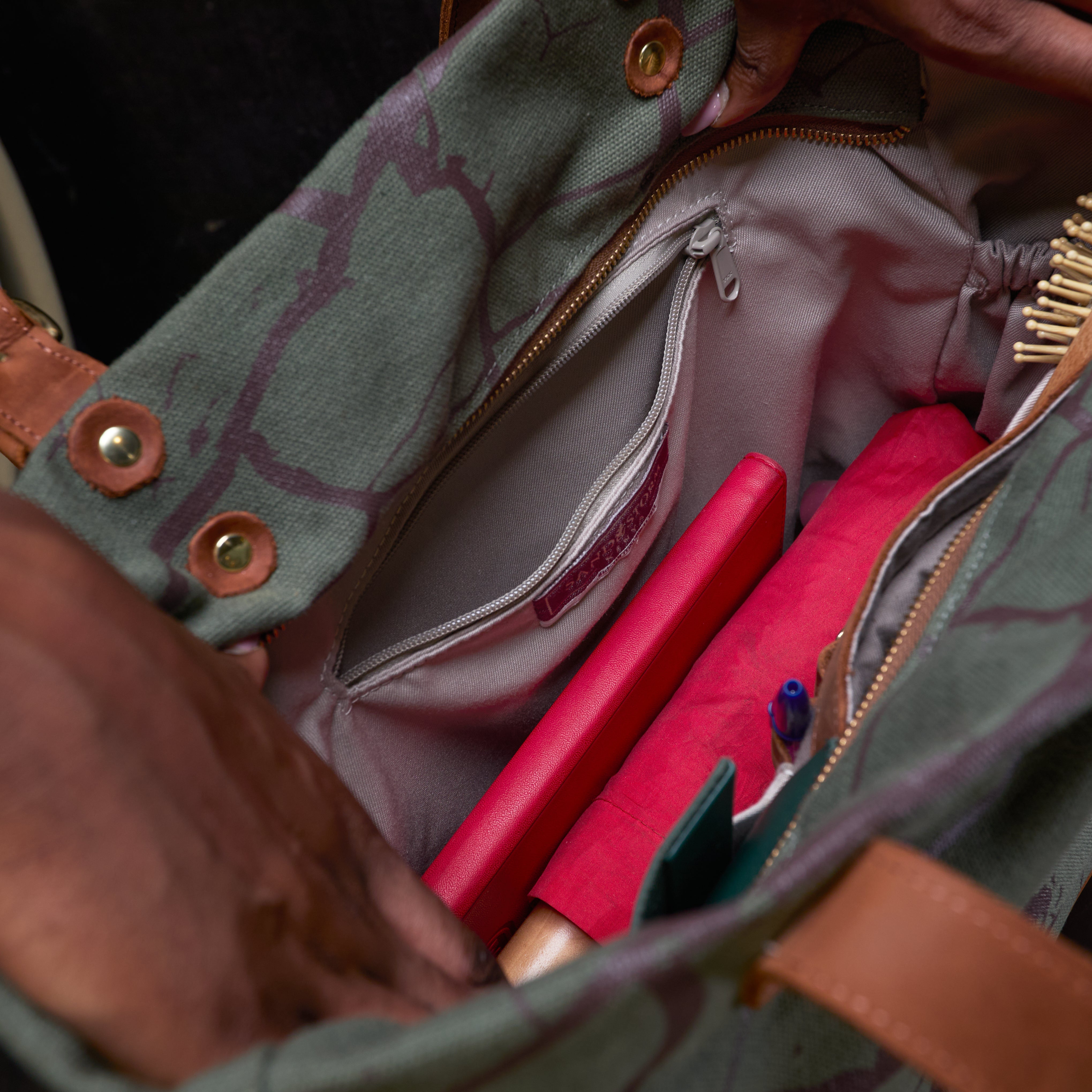 Canvas Metrine Tote x Lion Guardian (Bond)