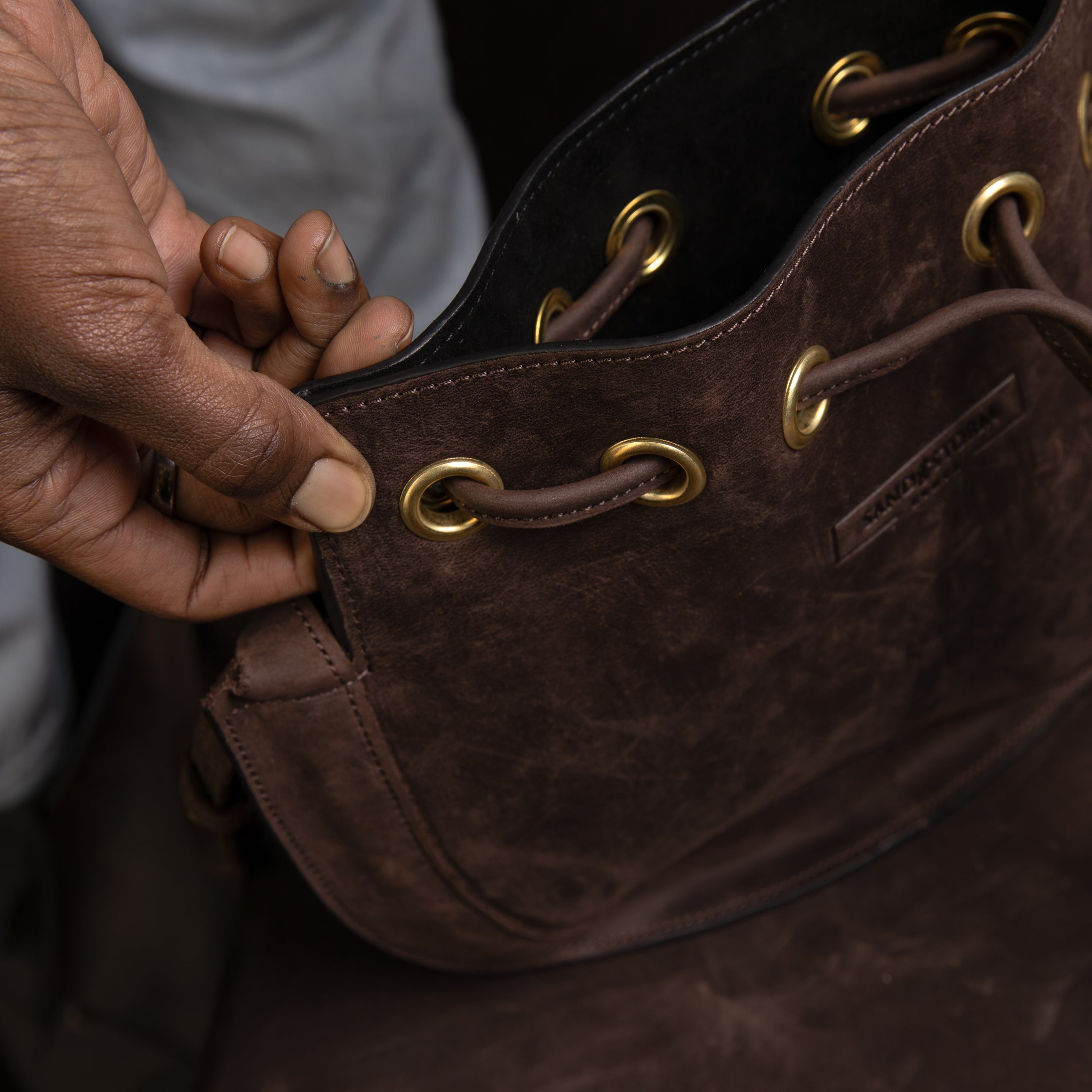 Pull-up Leather Bucket Crossbody Plain - Sandstorm Kenya (Intl)