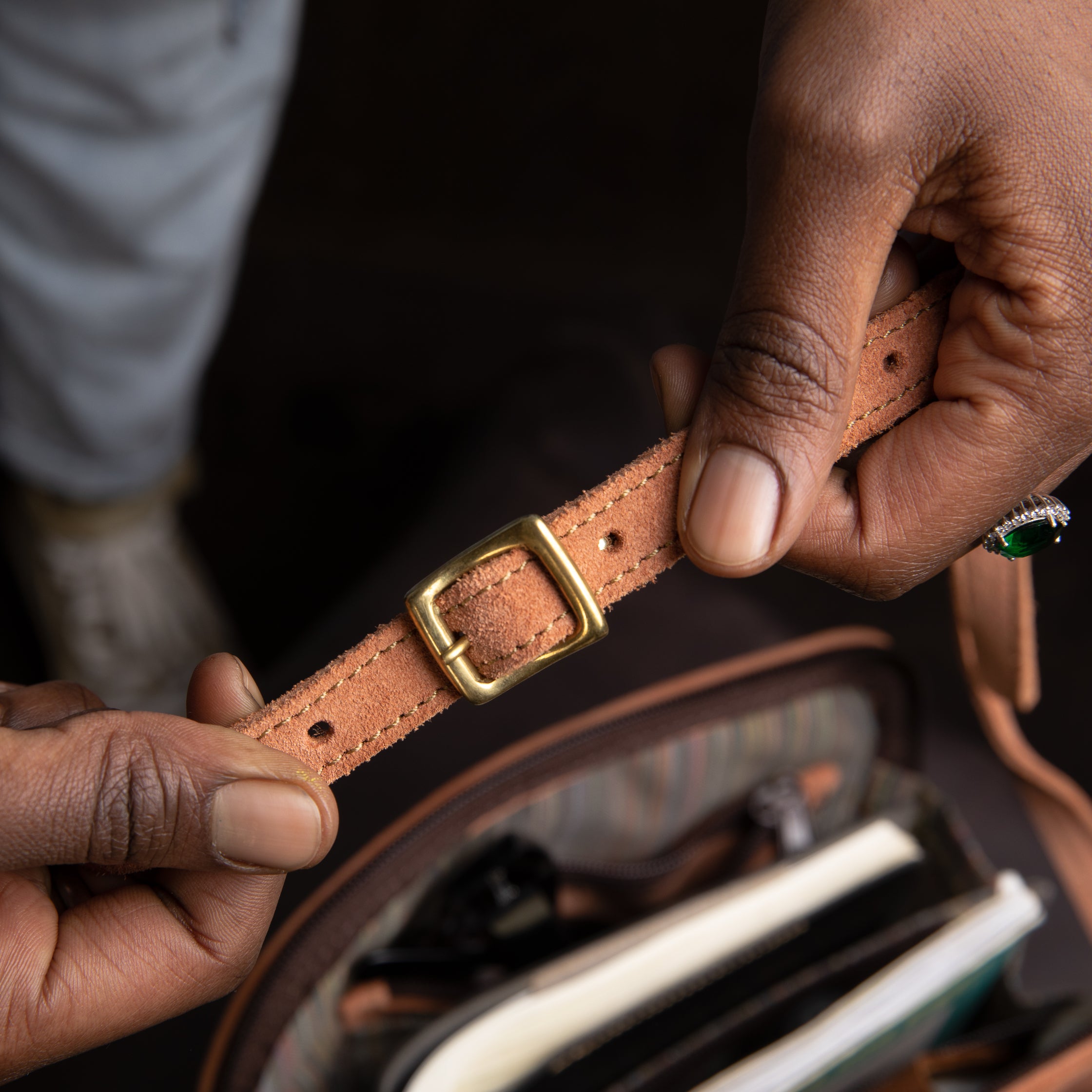 Suede Sporran Crossbody - Sandstorm Kenya (Intl)