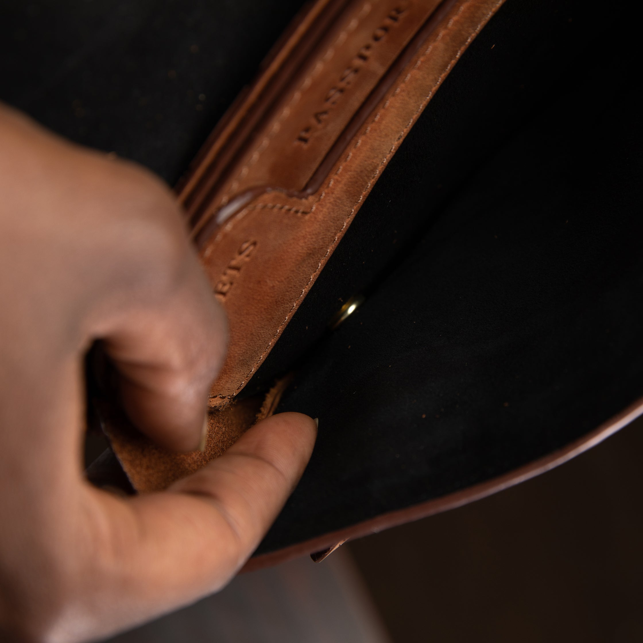Pull-up Leather Document Organizer - Sandstorm Kenya (KE)