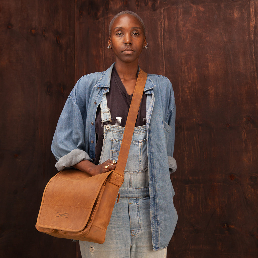 Pull-up Leather Jeremiah Messenger - Sandstorm Kenya (KE)