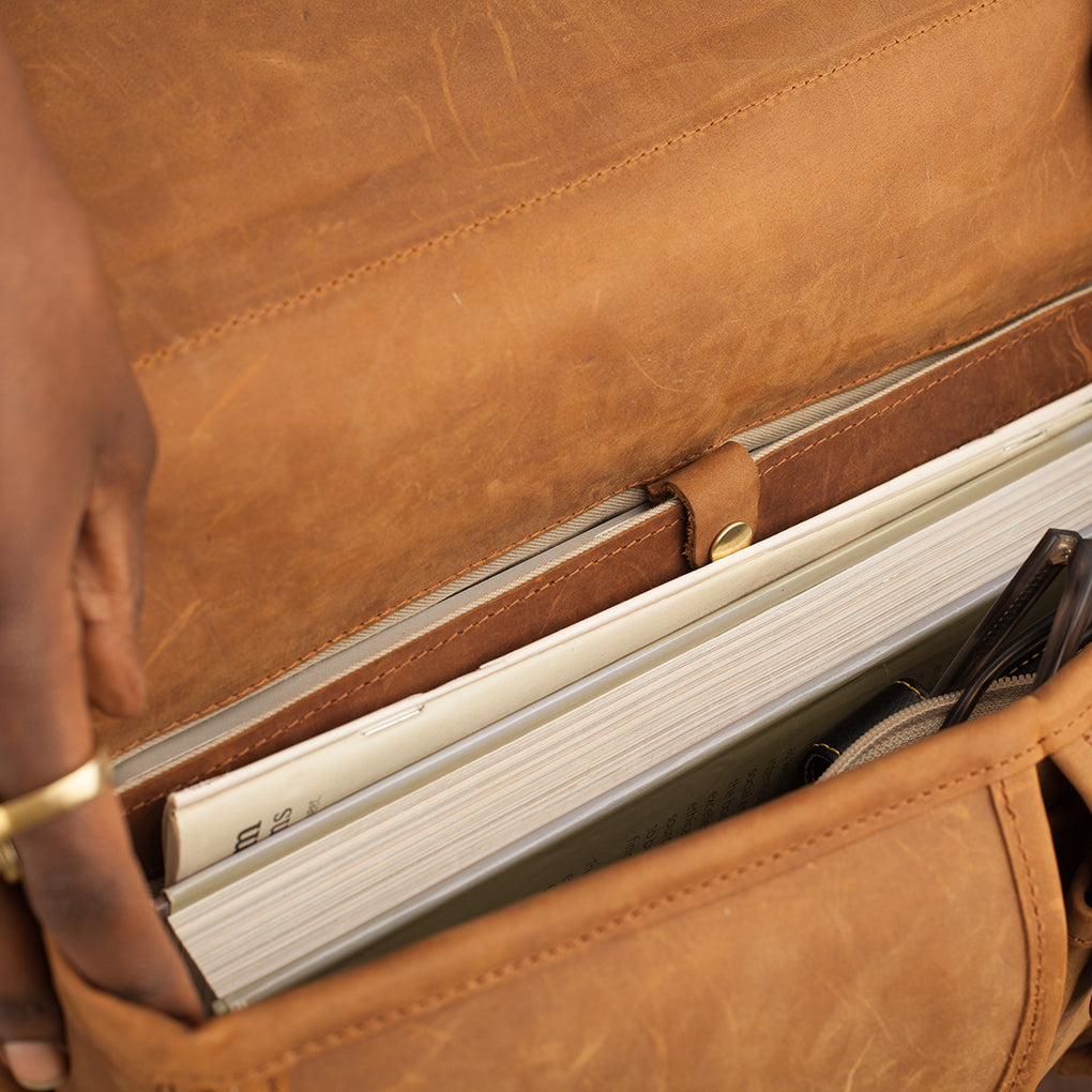 Pull-up Leather Dominic Satchel - Sandstorm Kenya (KE)