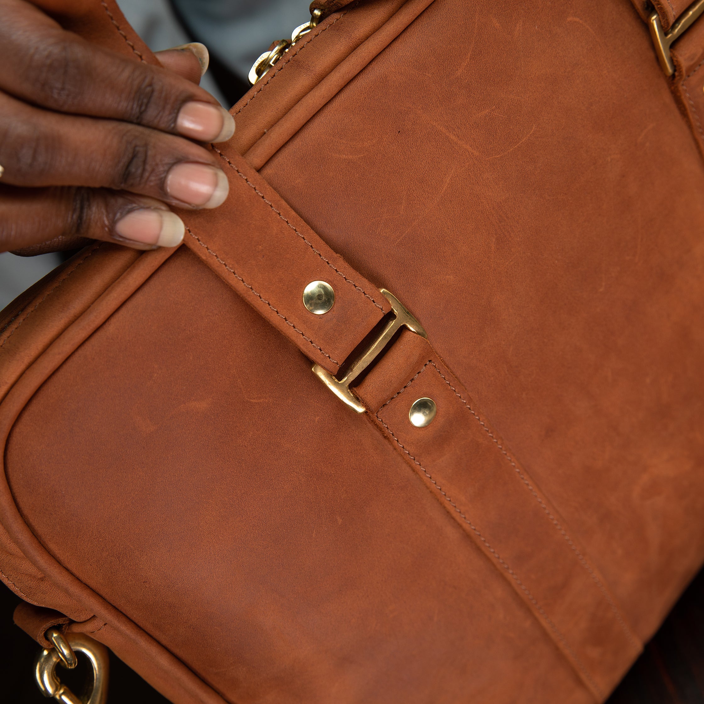 Pull-up Leather Pili Folio Bag - Sandstorm Kenya (KE)