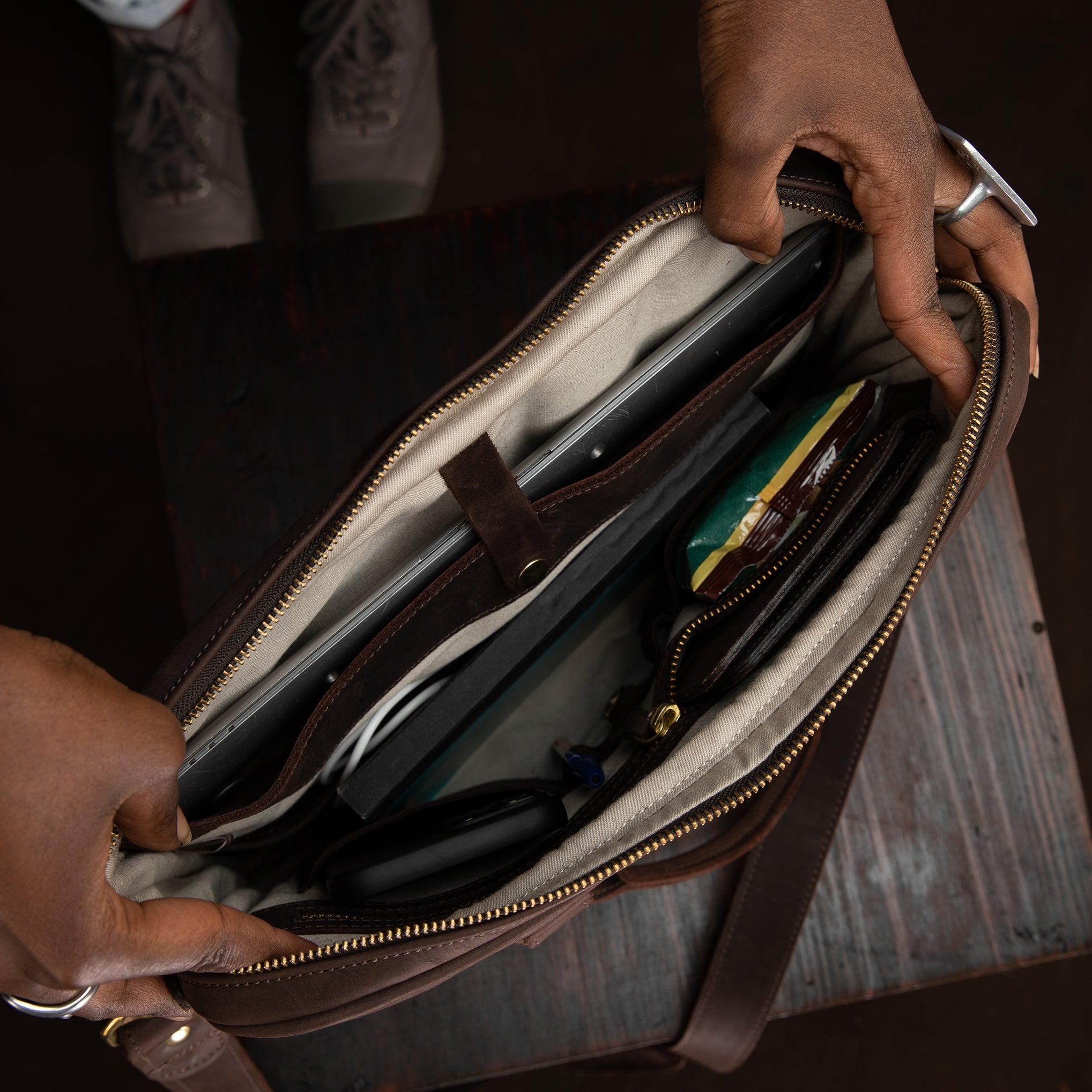 Pull-up Leather Pili Folio Bag - Sandstorm Kenya (KE)