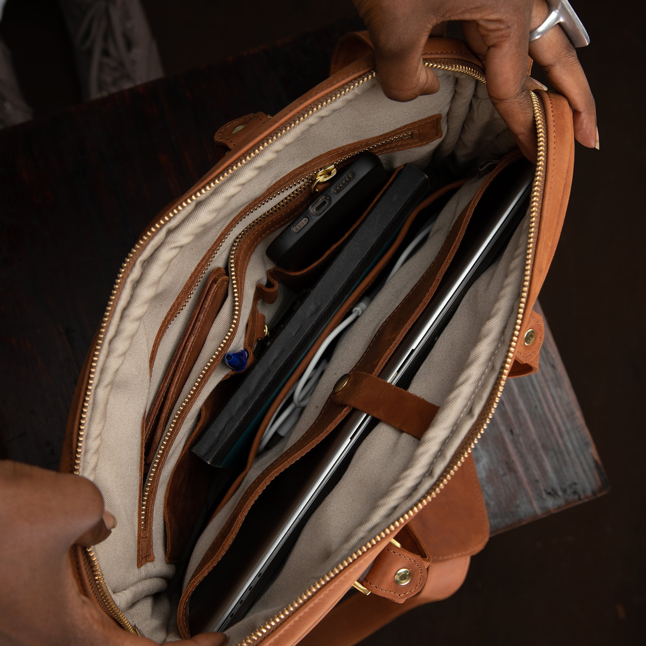 Pull-up Leather Pili Folio Bag - Sandstorm Kenya (KE)