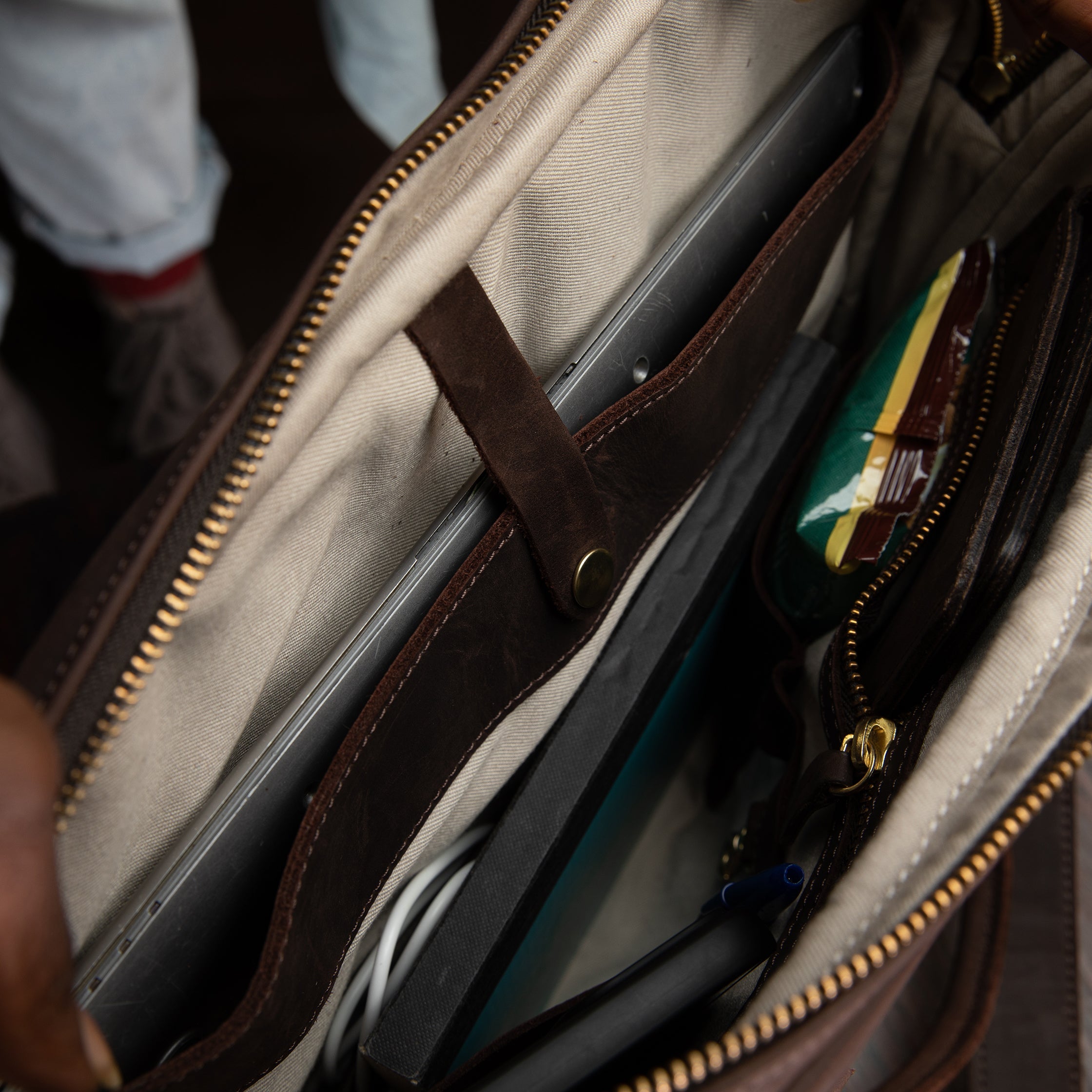 Pull-up Leather Pili Folio Bag - Sandstorm Kenya (KE)