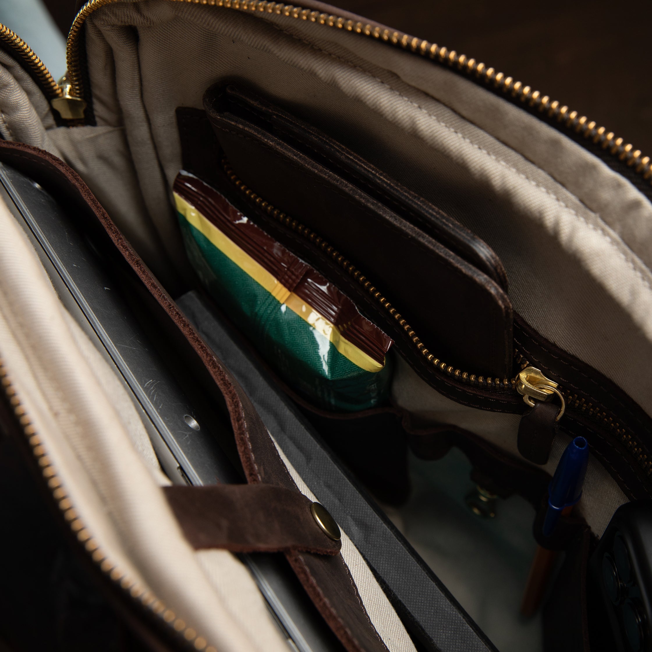 Pull-up Leather Pili Folio Bag - Sandstorm Kenya (KE)