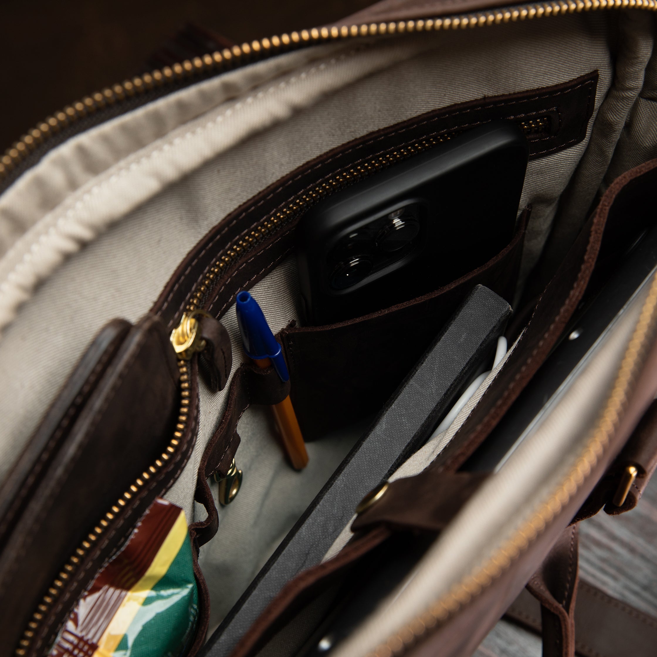 Pull-up Leather Pili Folio Bag - Sandstorm Kenya (KE)