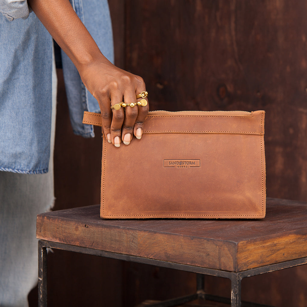 Pull-up Leather Agnes Pouch - Sandstorm Kenya (KE)