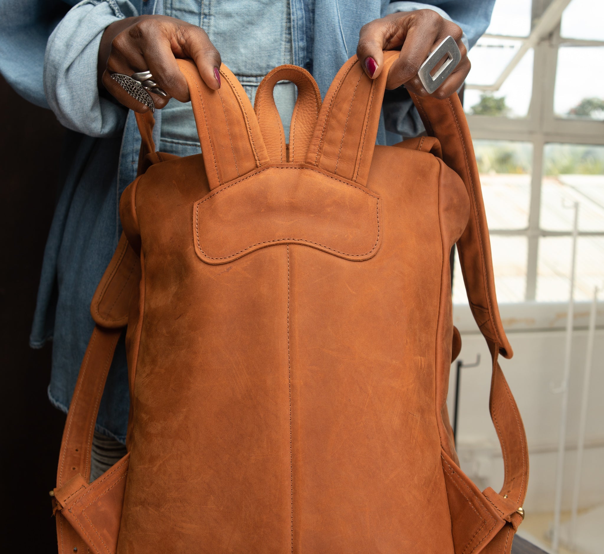 Pull-up Leather Moshi Backpack - Sandstorm Kenya (KE)