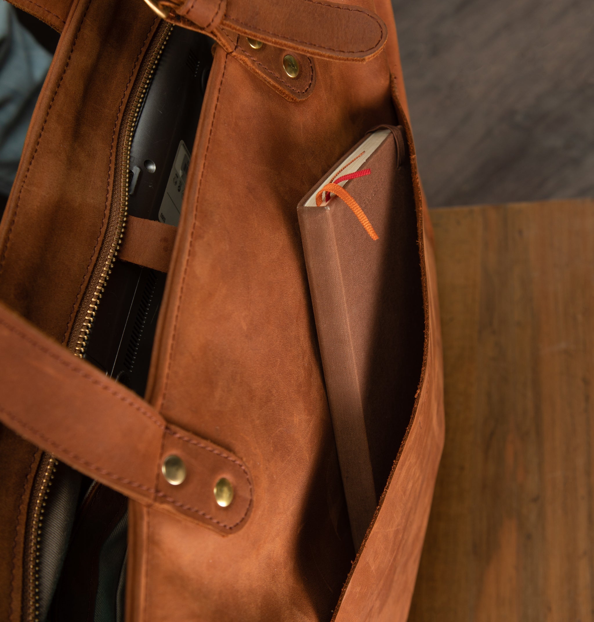 Pull-up Leather Pauline Tote - Sandstorm Kenya (KE)