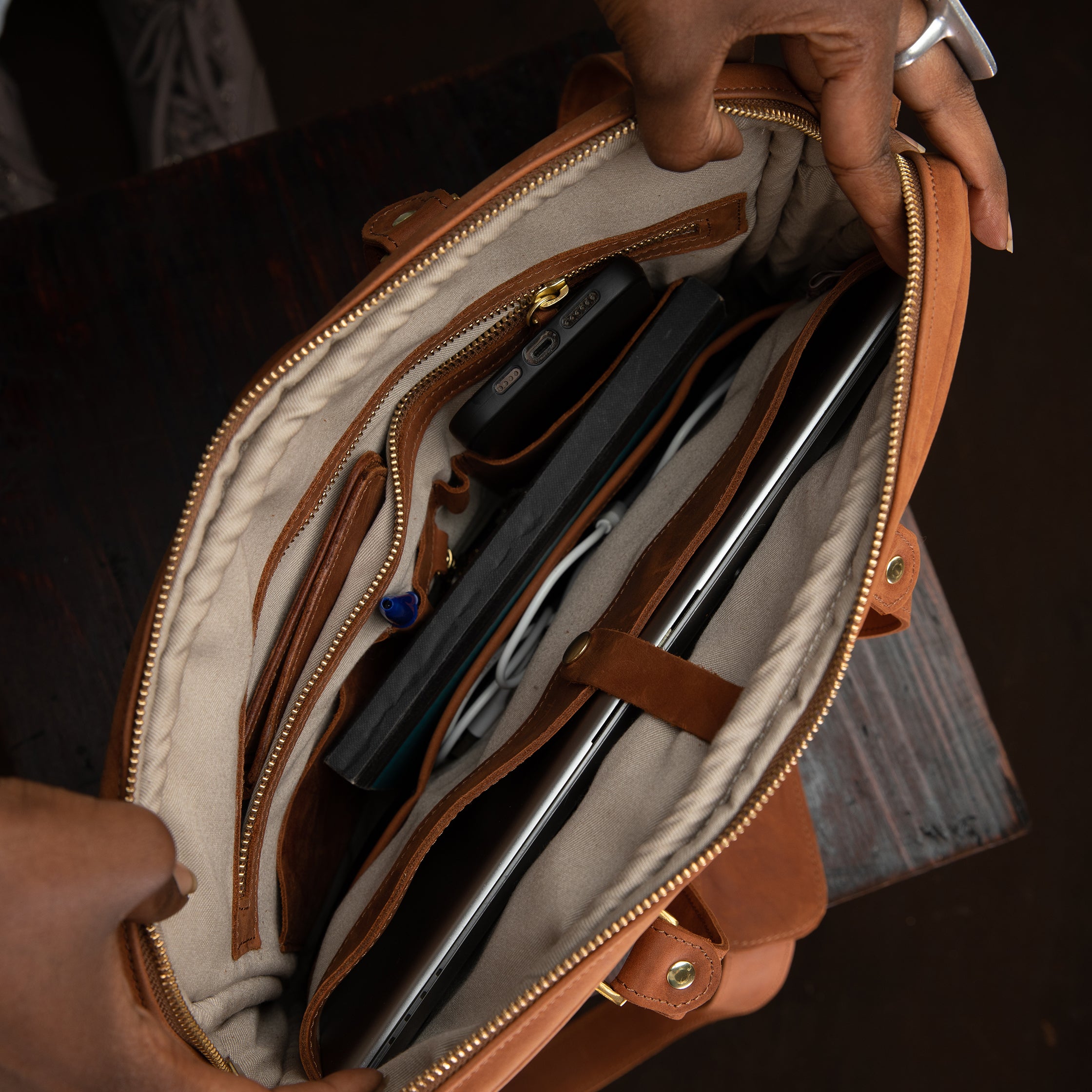 Pull-up Leather Pili Folio Bag - Sandstorm Kenya (Intl)