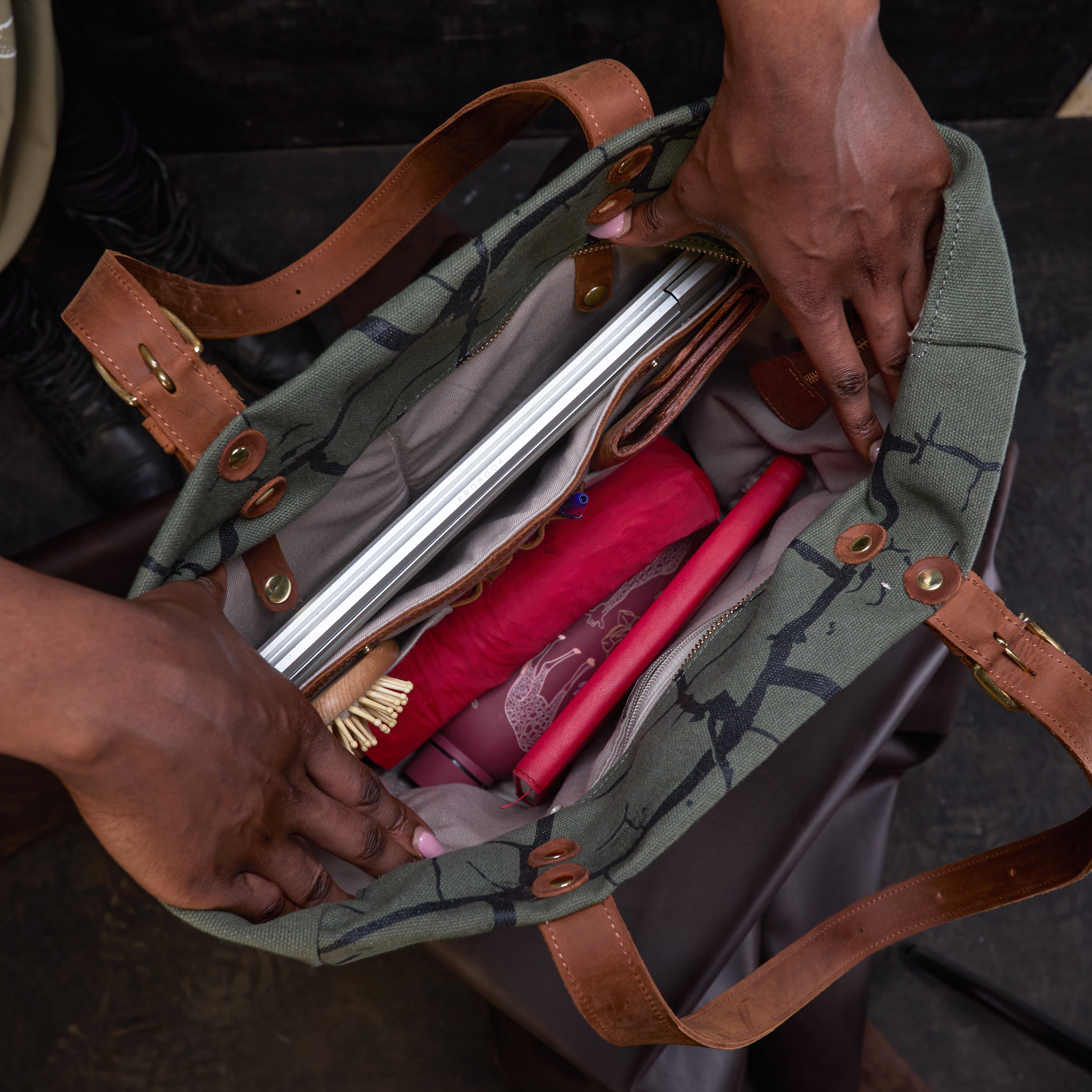 Canvas Metrine Tote x Lion Guardian (Bond)