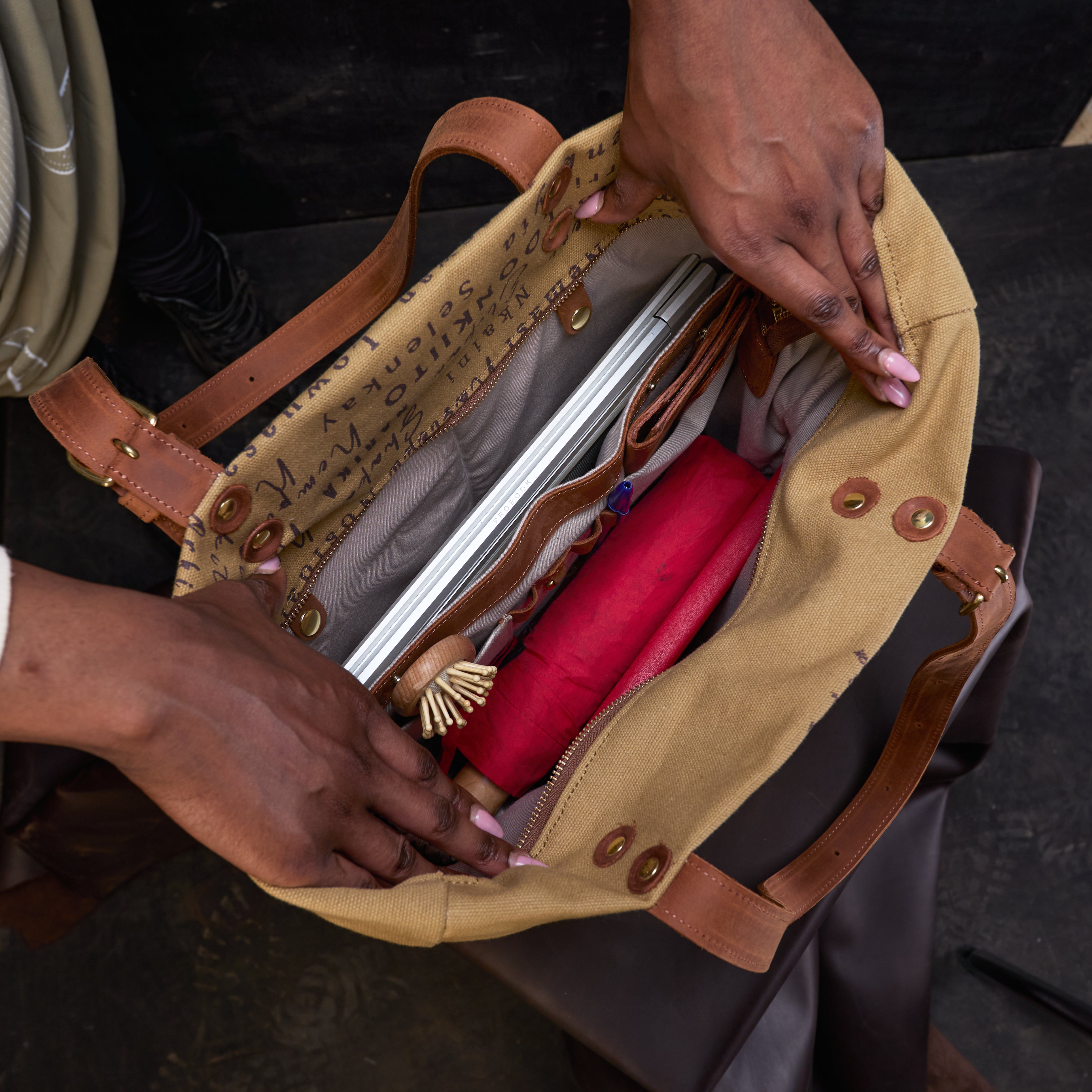 Canvas Metrine Tote x Lion Guardian (Bond)