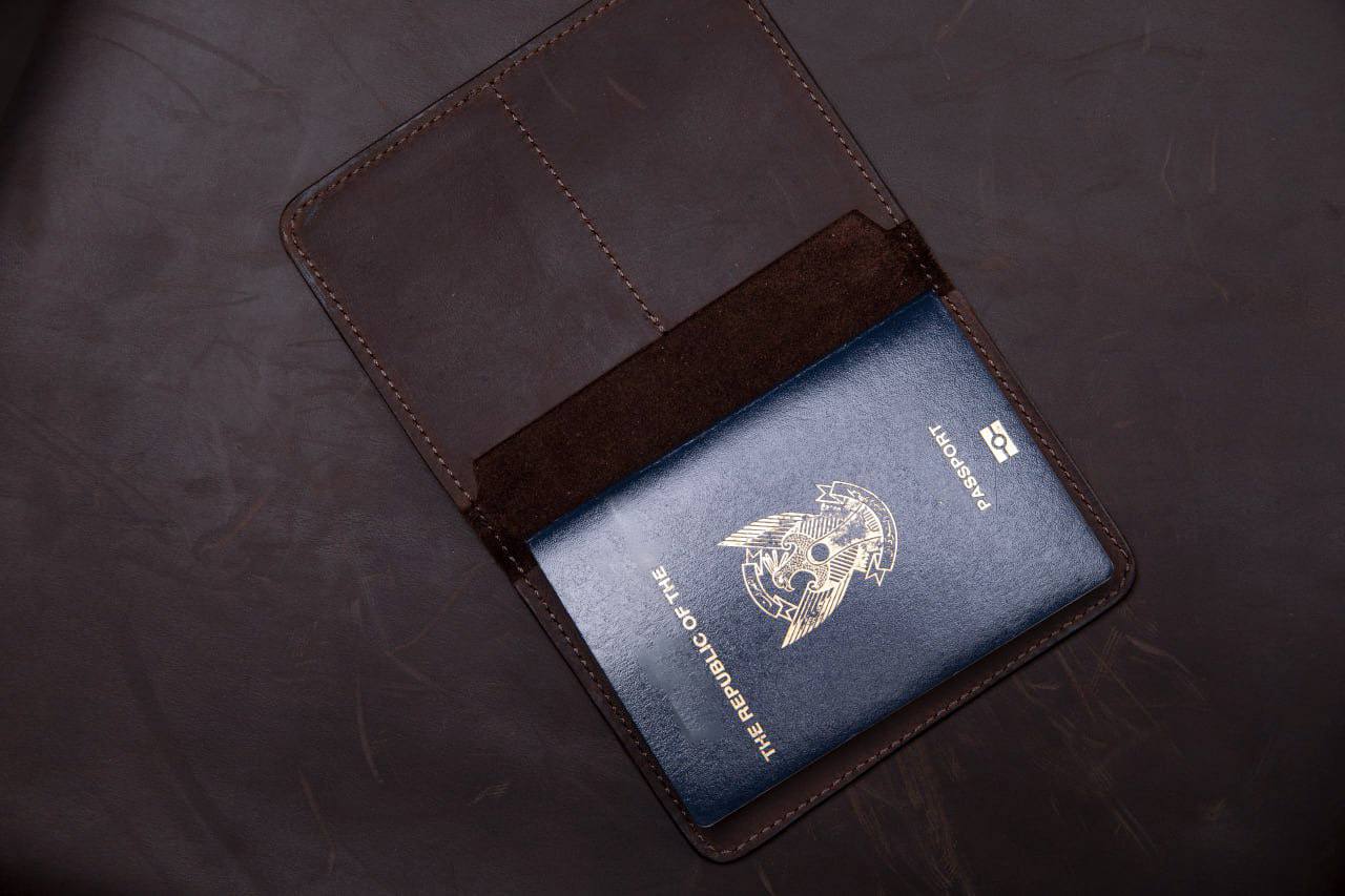 Pull-up Leather Charles Passport Holder - Sandstorm Kenya (Intl)